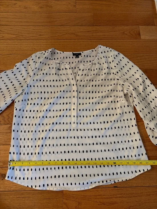 Talbots Petites Women's White and Black Patterned V-Neck Blouse - Picture 11 of 12